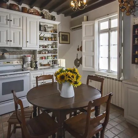 Апартаменты Erato Traditional Town House